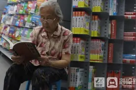 84岁奶奶仍每天坚持读书，只想与他在书中“重逢”图片
