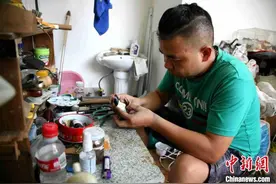 济南“微型皮鞋”鞋匠：将濒临失传的老手艺传承下去图片
