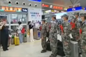 退休老教师高铁站偶遇新兵，一句嘱托看哭网友图片