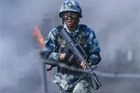 品单兵野战口粮，零距离接触新装备…千余市民近距离感受硬核空降兵图片