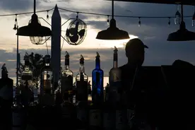 美国佛罗里达州计划下周一重开酒吧等营业场所图片