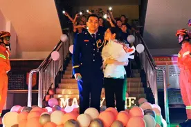消防站里求婚！诸暨这个消防员太不容易了！中途又出警……图片