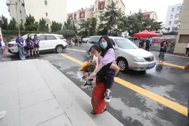 今天，青岛大学派专车迎接！轮椅女孩和背了她12年的母亲，一起报到！背后还有段奇妙的缘分图片