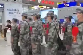 退休老教师郑州“车站喊话新兵”一句嘱托流露出身为教师的职责图片