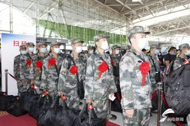 95名新兵从济南飞往新疆 开启军旅生涯图片