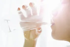 深圳一女子喝水后突然意识模糊，送医抢救4小时！医生：这样喝水太危险图片