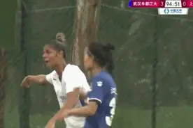 上海女足外援报复性击打吴海燕，女超榜首之争爆发大规模冲突图片