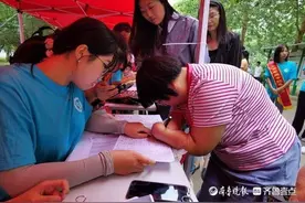沂南无手女孩刘洁圆梦女院啦！学校免除学费，还为她母亲提供岗位图片