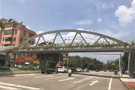 新建过街天桥 交通“舒经活络”图片