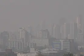 受美国山火影响，加拿大西南部地区空气严重污染图片
