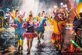 雨中狂欢 世界级嘉年华巡游点亮夜色图片