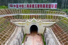 奋战1500多天，中老铁路唯一跨境隧道今日贯通图片