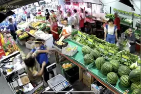 女摊贩反击城管追打，认定正当防卫最抚人心图片