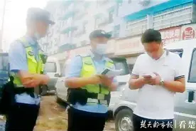 4岁幼童扔石头砸车，看管女子赔款200元图片