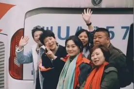 一场令人动容的偶遇！子弟兵所到之处，人民群众纷纷敬礼图片