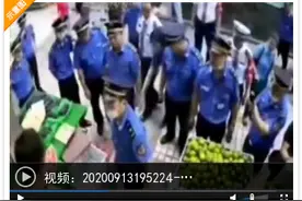 重庆城管追打水果摊主反被砍伤 警方通报来了：女摊主系正当防卫图片
