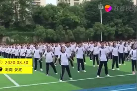 满屏青春！高中生跳《你笑起来真好看》航拍超壮观图片