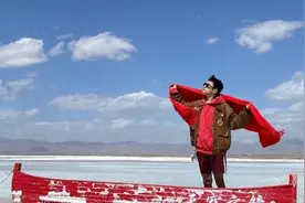 易烊千玺晒大妈同款拍照姿势 自侃：我最美图片