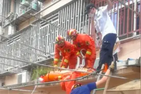 七旬老伯擦窗不慎从4楼摔落 身受重伤图片