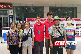 感人！87岁老兵送资助孩子来衡上大学图片