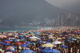 炎热周末 巴西多地民众不顾禁令海边聚集图片