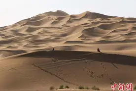 新疆库木塔格沙漠景区恢复跨省旅游 独特沙漠美景吸引游人图片