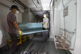 拆除部分座椅，北京地铁4号线今后“更能装了”图片