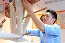 壮族汉子痴迷女红 把壮锦变时尚远销东盟欧美图片