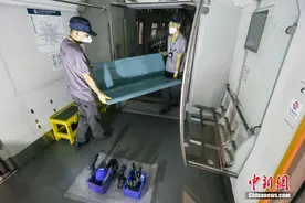 北京地铁4号线进行列车多功能区改造 拆除座椅增大空间图片