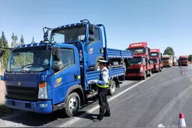 “车背车”国道叠罗汉，组团“耍杂技”，惊险图片