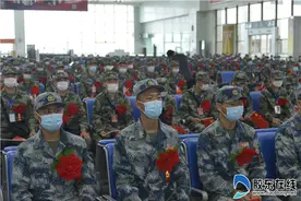 老兵送新兵 歌声来壮行图片