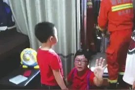 男童13层楼外“悬空”邻居赶忙拉床单铺被子图片
