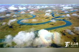 新疆巴音布鲁克天鹅湖上空出现平流云奇观图片