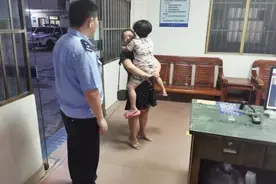 粗心妈妈留小孩独自在家睡觉 醒后外出寻父母却不慎走失……图片
