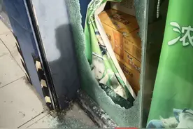 凌晨破窗拿着大砍刀进入超市 俩男子偷走5000元和12条香烟图片