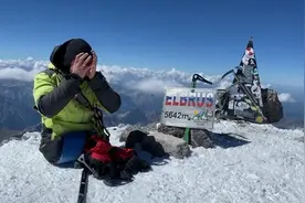 励志！俄罗斯无腿男子征服欧洲最高峰 在山顶喜极而泣（视频）图片