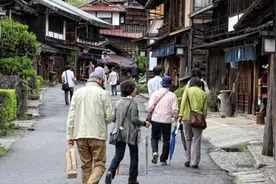 日本百岁老人首次超8万人，女性占九成视频封面
