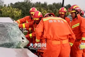 福山高速路口发生车祸一人被困 消防迅速出动成功救援图片