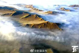 新疆巴音布鲁克天鹅湖上空出现平流云奇观图片