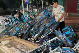 好险！小伙骑着平板加长三轮运送共享单车，拐弯太急翻车被“埋”图片