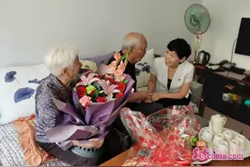 莱阳卫校领导教师节走访慰问老教师图片