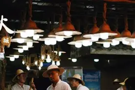 灯火丨凌晨醉酒女昏睡街边……图片