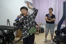 12岁少年直播养家：他承受了这个年纪不该有的压力图片