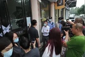 法院拍卖房也敢强占，还撕毁法院公告，这家中介够嚣张，重罚+拘留图片