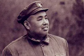 为劝诫许世友逼人喝酒，周恩来“以酒制酒”，许世友喝得滑落到桌底下“走麦城”图片