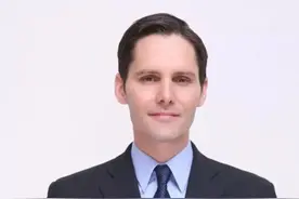 在重庆定居的美国小伙最近火了！网友：干农活的样子像极了我们村的老大爷图片
