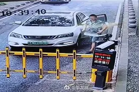 停车怎么免费？男子突发奇想：A4纸打印别人的车牌号贴上图片