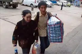 四岁丧父睡猪圈，背着疯娘上大学，逃离贫穷后他又选择回来图片