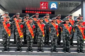 山东寿光：稻田镇两贫困户送子参军报党恩图片