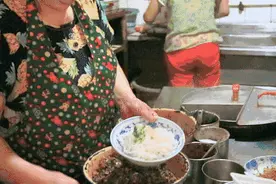 南粉北面，李佳琦刘涛疯狂安利的这一口南昌拌粉，自带7大料包，月销超过10万份图片